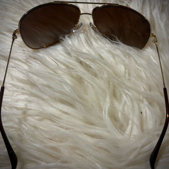 Ray-Ban Gold Frame Sunglasses with Black Case - Picture 4 of 8